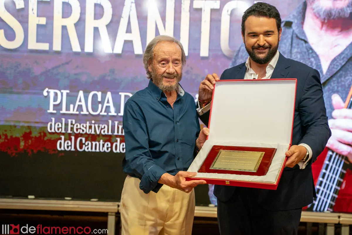 Serranito’ recibe emocionado la ‘Placa de Oro’ en homenaje a toda una vida dedicada a la guitarra flamenca